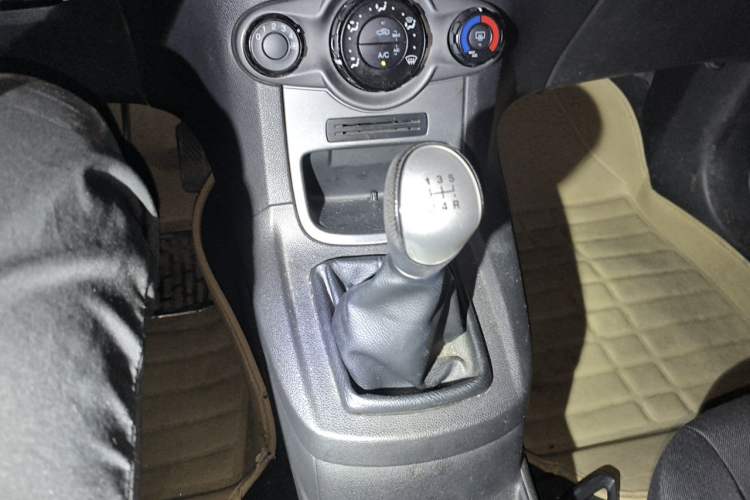 Used Ford Fiesta 2013 Sedan 1.5L Manual Fashion Edition Gear Lever