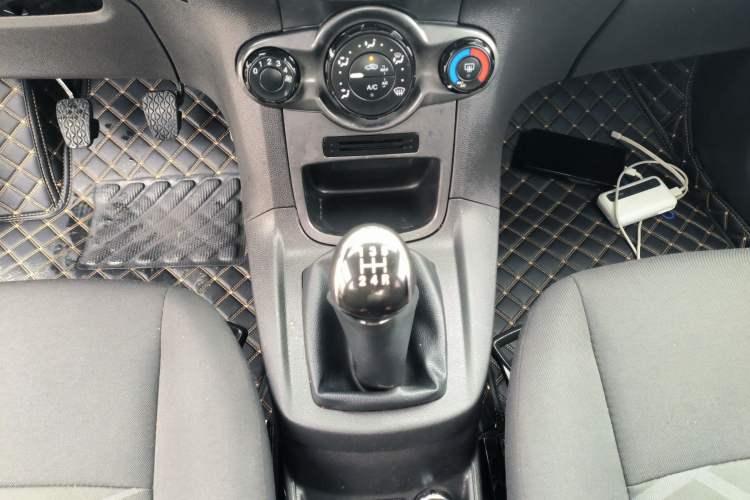 Used Ford Fiesta 2013 Sedan 1.5L Manual Fashion Edition Gear Lever