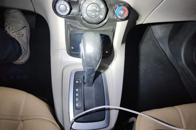 Used Ford Fiesta 2013 Sedan 1.5L Automatic Fashion Edition Gear Lever