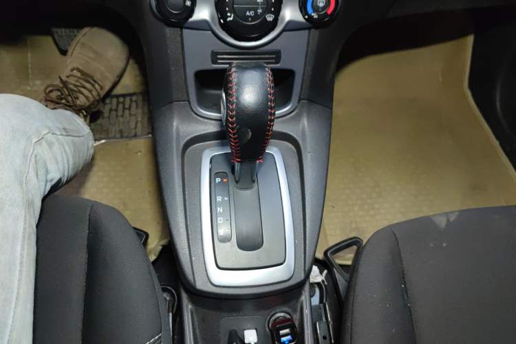 Used Ford Fiesta 2013 Hatchback 1.5L Automatic Fashion Edition Gear Lever