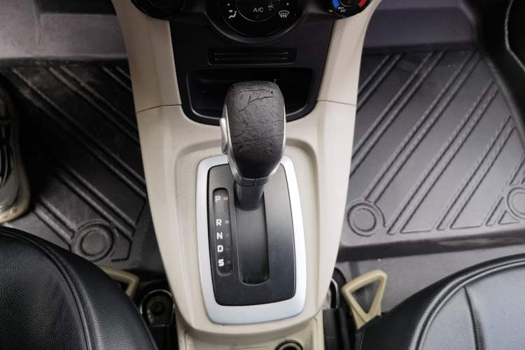 Used Ford Fiesta 2013 Sedan 1.5L Automatic Fashion Edition Gear Lever