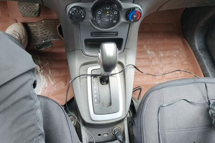 Used Ford Fiesta 2013 Hatchback 1.5L Automatic Fashion Edition Gear Lever