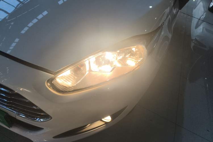 Used Ford Fiesta 2013 Hatchback 1.5L Automatic Fashion Edition Left Front Headlight