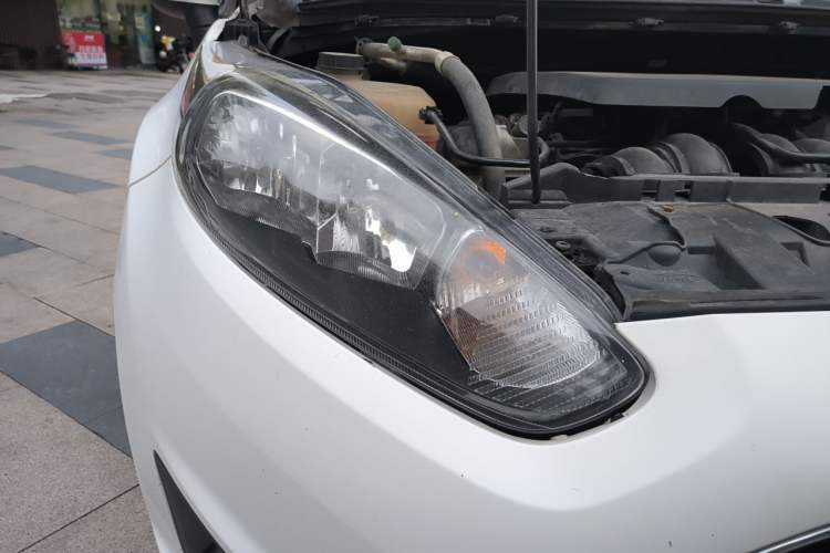 Used Ford Fiesta 2013 Hatchback 1.5L Automatic Fashion Edition Right Front Headlight