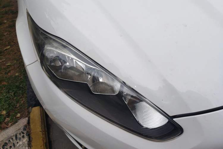 Used Ford Fiesta 2013 Hatchback 1.5L Automatic Fashion Edition Right Front Headlight