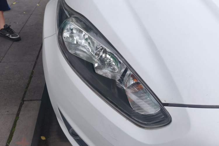 Used Ford Fiesta 2013 Hatchback 1.5L Automatic Fashion Edition Right Front Headlight