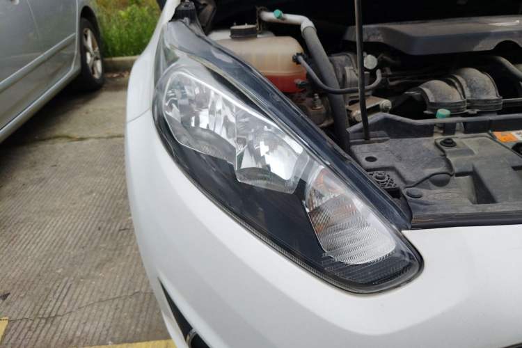 Used Ford Fiesta 2013 Hatchback 1.5L Automatic Fashion Edition Right Front Headlight