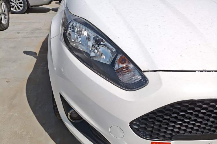 Used Ford Fiesta 2013 Hatchback 1.5L Automatic Fashion Edition Right Front Headlight