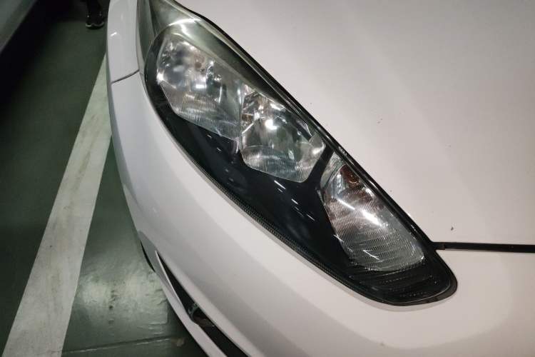 Used Ford Fiesta 2013 Hatchback 1.5L Automatic Fashion Edition Right Front Headlight