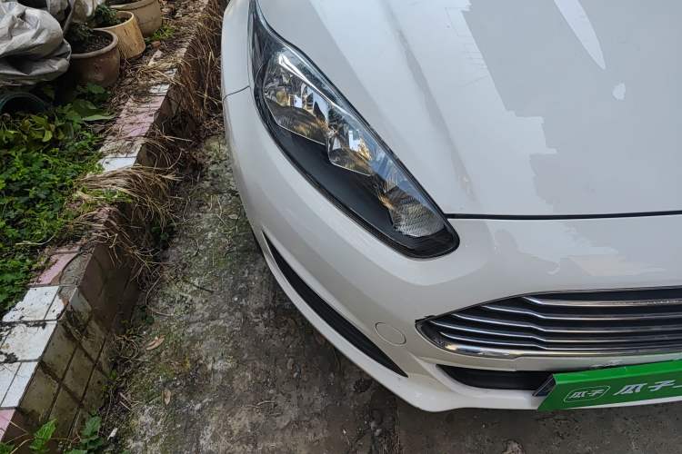 Used Ford Fiesta 2013 Sedan 1.5L Manual Fashion Edition Right Front Headlight
