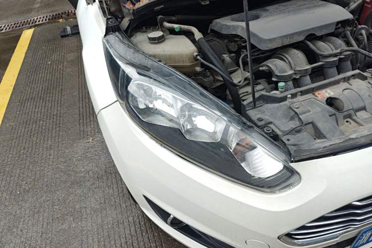 Used Ford Fiesta 2013 Hatchback 1.5L Automatic Fashion Edition Right Front Headlight