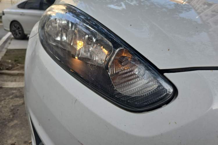 Used Ford Fiesta 2013 Hatchback 1.5L Automatic Fashion Edition Right Front Headlight
