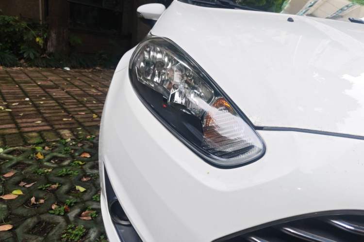 Used Ford Fiesta 2013 Hatchback 1.5L Automatic Fashion Edition Right Front Headlight