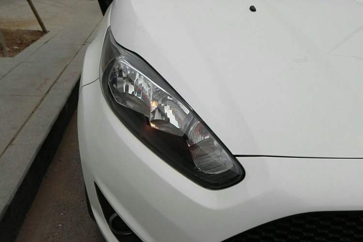Used Ford Fiesta 2013 Hatchback 1.5L Automatic Fashion Edition Right Front Headlight