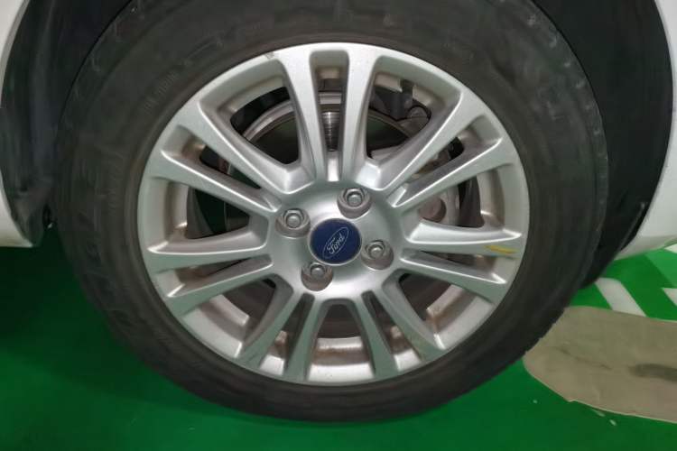 Used Ford Fiesta 2013 Hatchback 1.5L Automatic Fashion Edition Right Front Wheel Hub