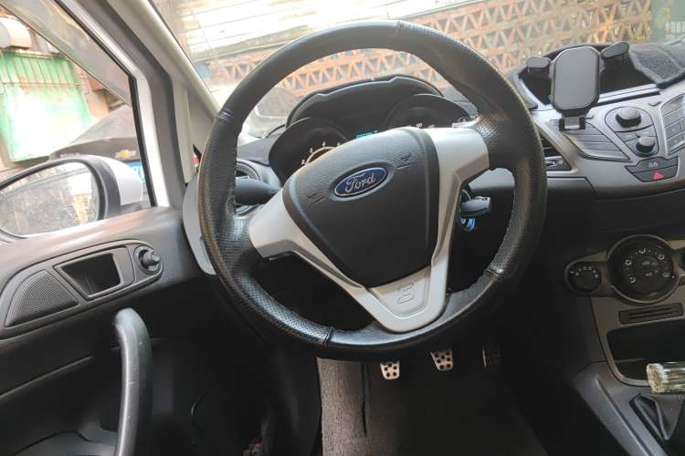 Used Ford Fiesta 2013 Sedan 1.5L Manual Fashion Edition Steering Wheel