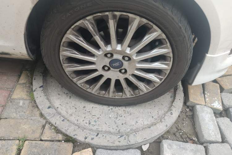 Used Ford Fiesta 2014 Hatchback 1.0 GTDi Automatic Dynamic Model Right Front Wheel Hub
