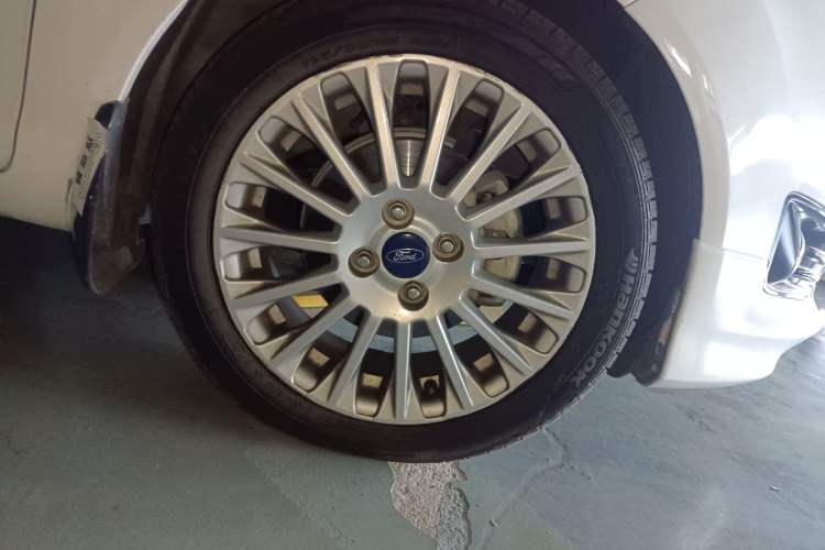 Used Ford Fiesta 2014 Hatchback 1.0 GTDi Automatic Dynamic Model Right Front Wheel Hub