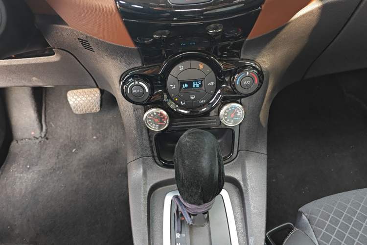 Used Ford Fiesta 2014 Hatchback 1.0 GTDi Automatic Dynamic Model Gear Lever