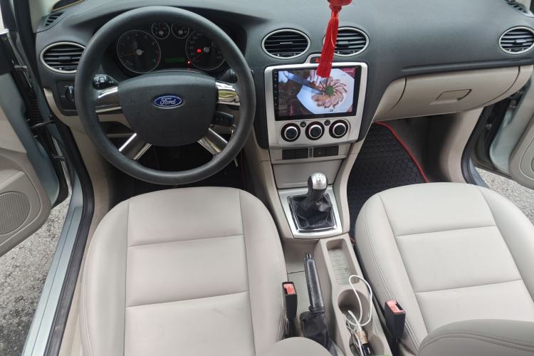 Used Ford Focus 2005 Sedan 1.8L Manual Classic Model Center Console