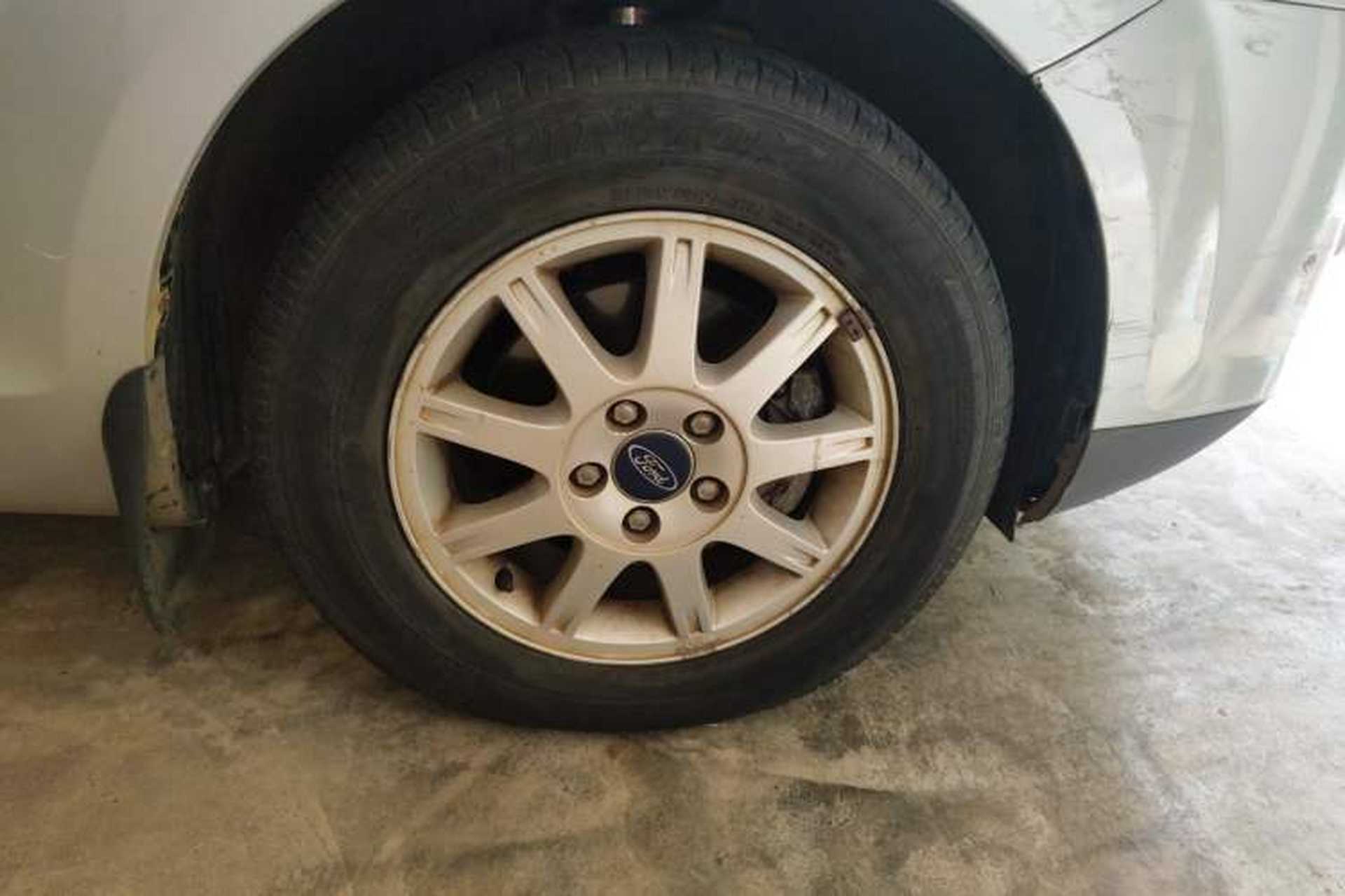 Used Ford Focus 2005 Sedan 1.8L Automatic Fashion Edition Right Front Wheel Hub