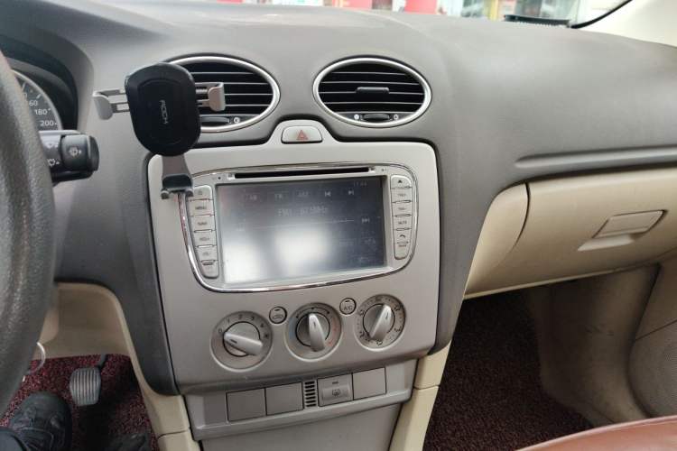 Used Ford Focus 2007 Sedan 1.8L Manual Comfort Model Audio And AC Panel