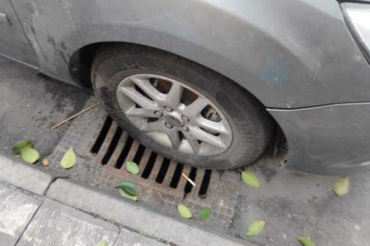 Used Ford Focus 2007 Sedan 1.8L Manual Comfort Model Right Front Wheel Hub