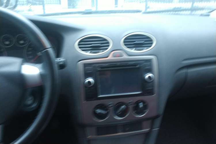 Used Ford Focus 2007 Hatchback 2.0L Manual Sport Edition Audio And AC Panel