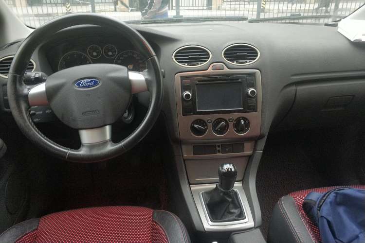 Used Ford Focus 2007 Hatchback 2.0L Manual Sport Edition Center Console