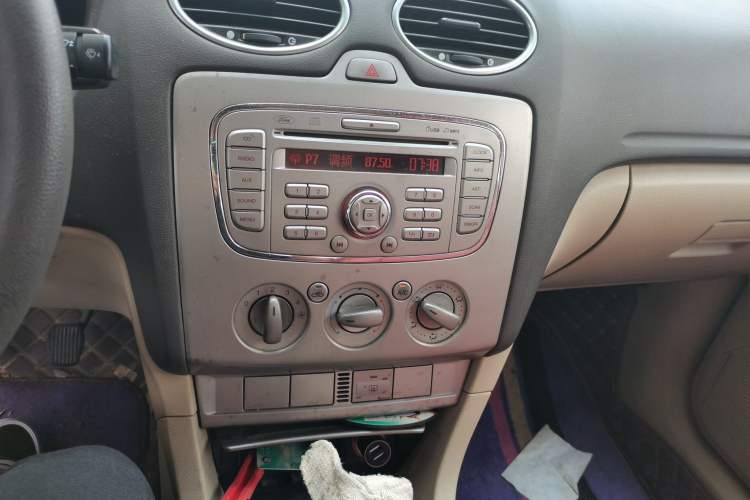 Used Ford Focus 2007 Sedan 1.8L Manual Comfort Model Audio And AC Panel