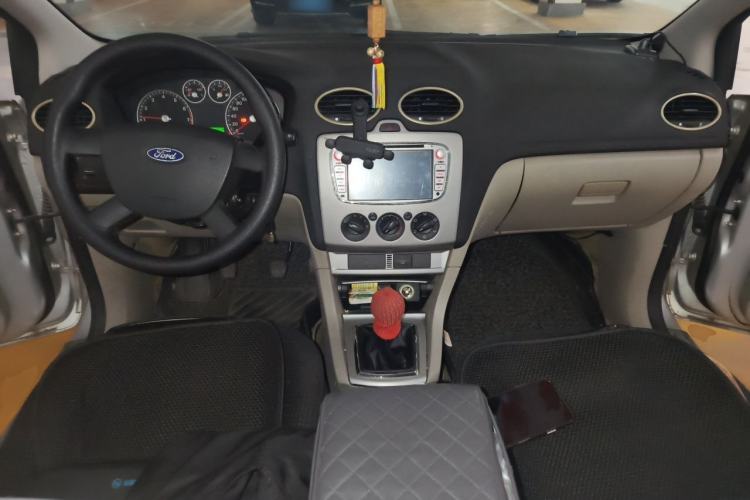 Used Ford Focus 2007 Sedan 1.8L Manual Comfort Model Center Console