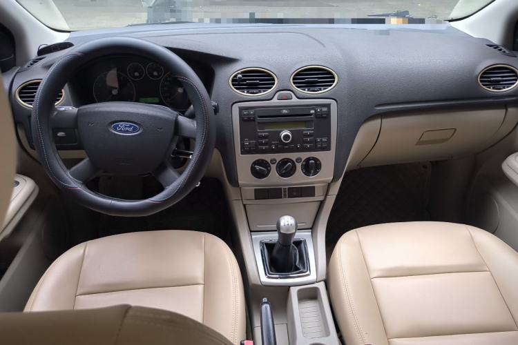 Used Ford Focus 2007 Sedan 1.8L Manual Comfort Model Center Console