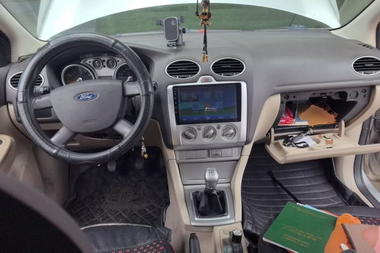 Used Ford Focus 2007 Sedan 1.8L Manual Comfort Model Center Console