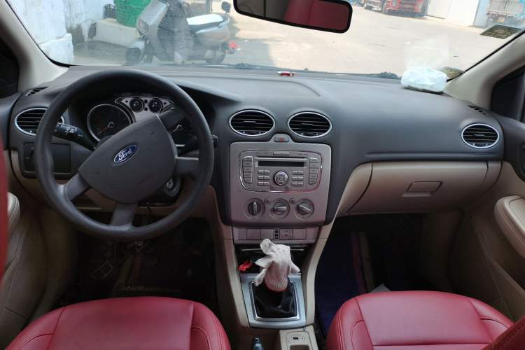 Used Ford Focus 2007 Sedan 1.8L Manual Comfort Model Center Console