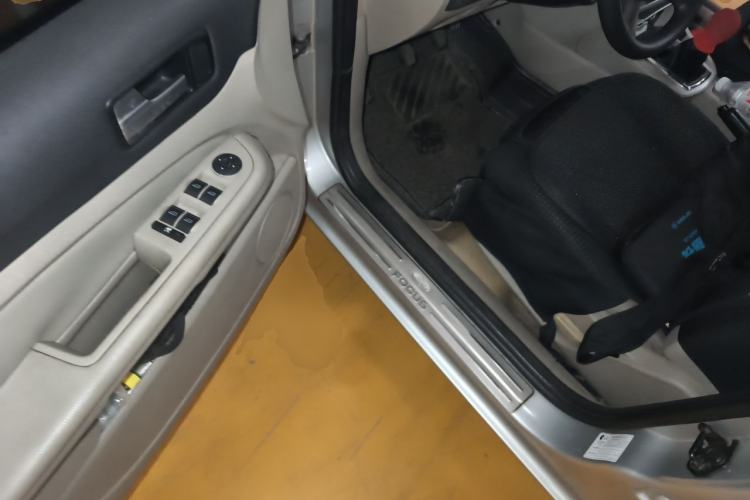 Used Ford Focus 2007 Sedan 1.8L Manual Comfort Model Driver Seat