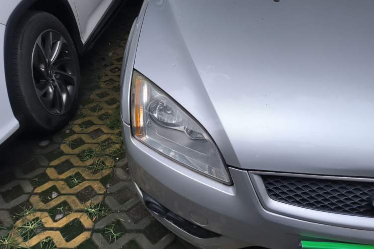 Used Ford Focus 2007 Sedan 1.8L Manual Comfort Model Right Front Headlight
