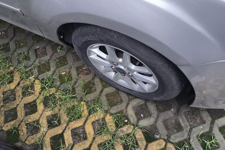 Used Ford Focus 2007 Sedan 1.8L Manual Comfort Model Right Front Wheel Hub