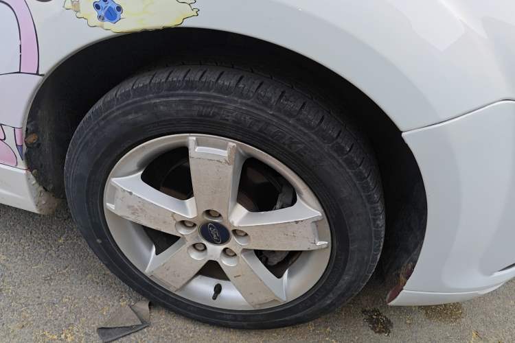 Used Ford Focus 2007 Hatchback 2.0L Automatic Sport Edition Right Front Wheel Hub