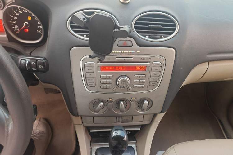 Used Ford Focus 2009 Sedan 1.8L Automatic Fashion Edition Audio And AC Panel