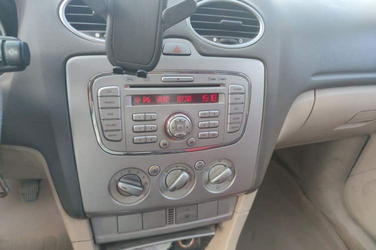 Used Ford Focus 2009 Sedan 1.8L Manual Comfort Model Audio And AC Panel