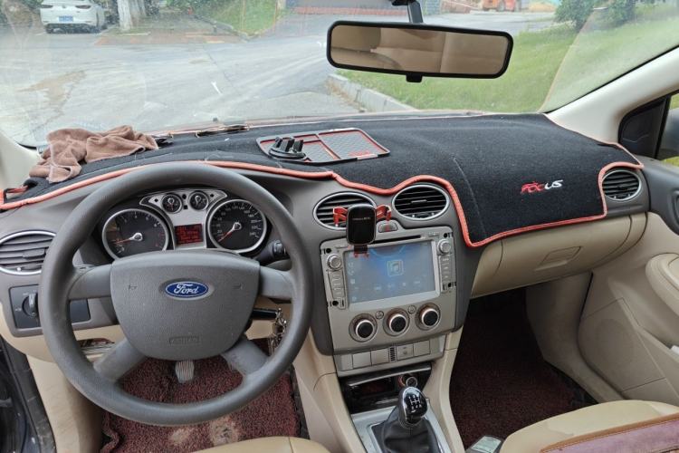 Used Ford Focus 2009 Hatchback 1.8L Manual Comfort Model Center Console