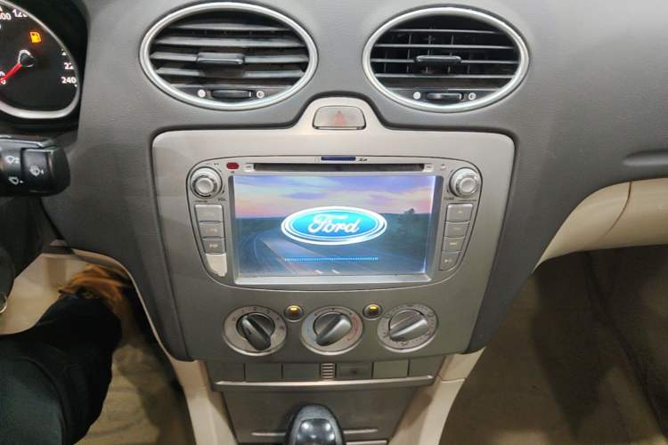 Used Ford Focus 2009 Hatchback 1.8L Automatic Fashion Edition Audio And AC Panel