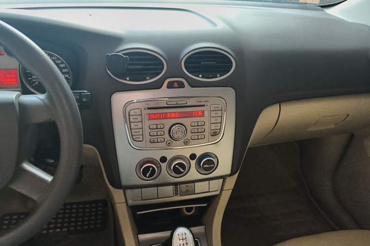 Used Ford Focus 2009 Sedan 1.8L Manual Comfort Model Audio And AC Panel