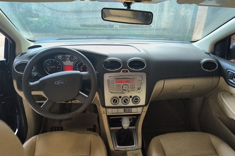 Used Ford Focus 2009 Sedan 1.8L Manual Comfort Model Center Console