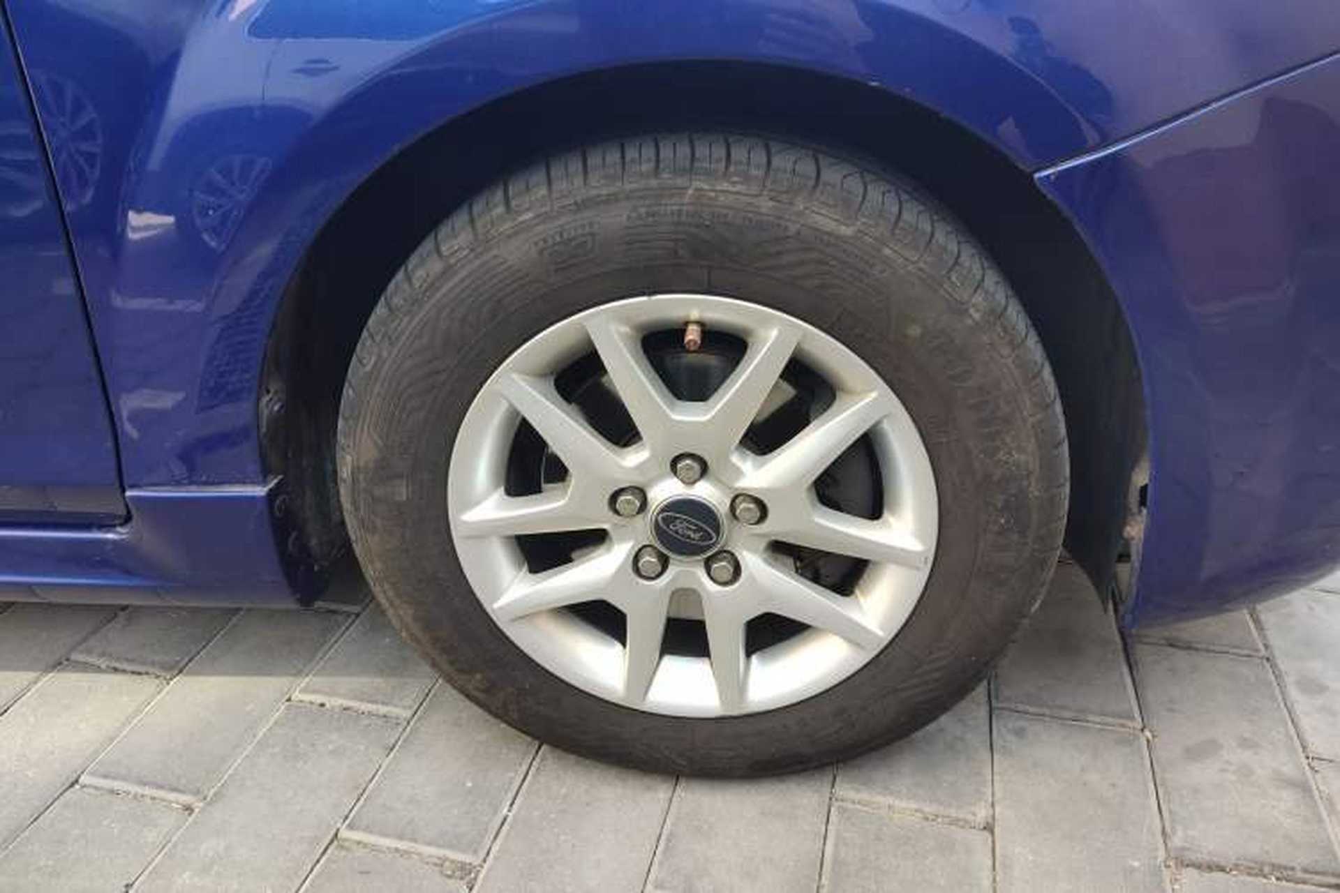 Used Ford Focus 2009 Hatchback 1.8L Automatic Fashion Edition Right Front Wheel Hub