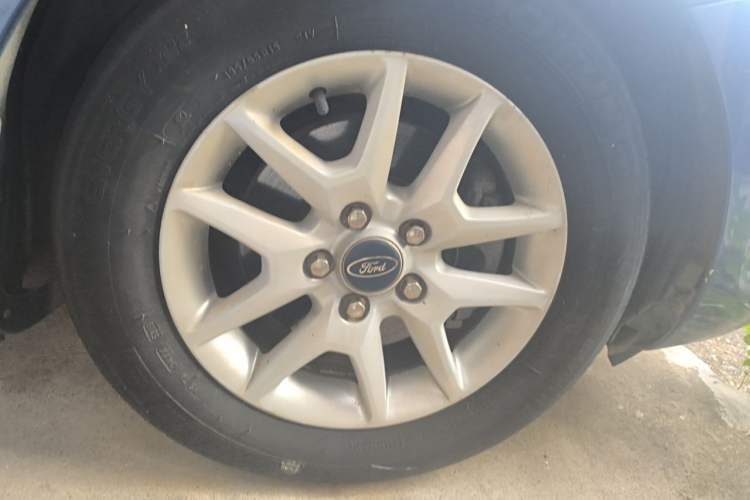 Used Ford Focus 2009 Sedan 1.8L Manual Comfort Model Right Front Wheel Hub