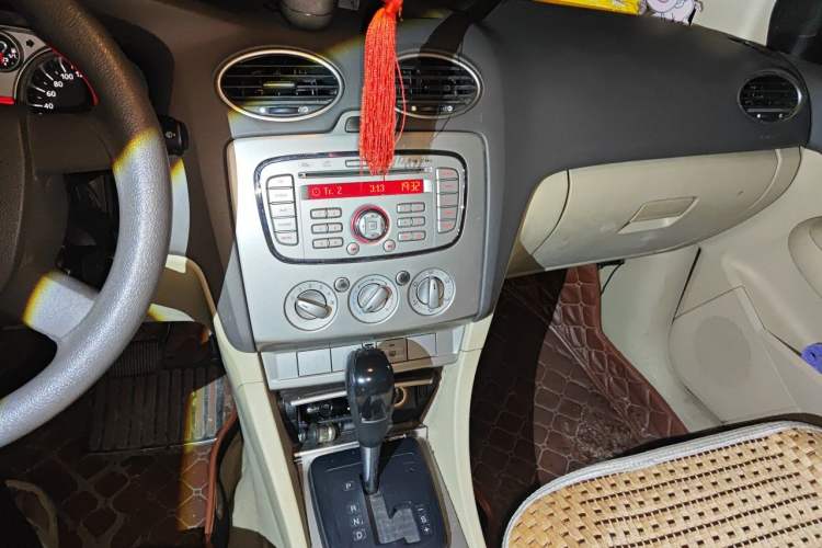 Used Ford Focus 2009 Hatchback 1.8L Automatic Fashion Edition Audio And AC Panel