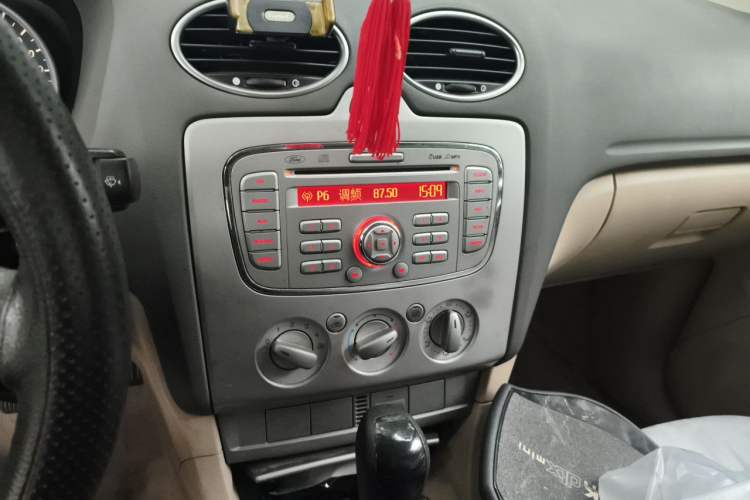Used Ford Focus 2009 Sedan 1.8L Automatic Fashion Edition Audio And AC Panel