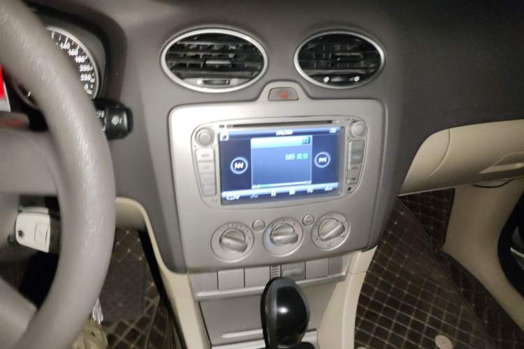 Used Ford Focus 2009 Sedan 1.8L Automatic Fashion Edition Audio And AC Panel