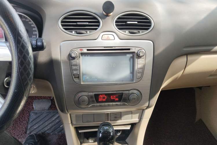 Used Ford Focus 2009 Sedan 1.8L Automatic Fashion Edition Audio And AC Panel